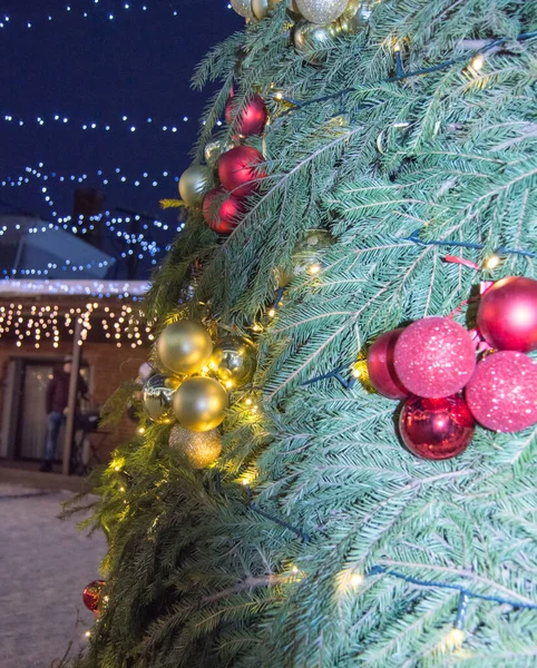 Marco Vertical Una Parte Árbol Navidad Ricamente Decorado Para Navidad — Foto de Stock