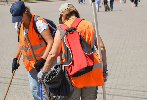 Två Kvinnliga Rengöringsmedel Orange Västar Rena Utanför Med Verktyg Utomhus — Stockfoto