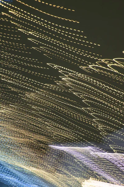 Bewegung defokussiert Linien, abstrakte geheimnisvolle goldene Hintergrund gebrochener Linien, Heiligabend vertikalen Hintergrund, Nordlichter — Stockfoto