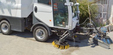 Sokak temizleme makinesinin yakın çekim görüntüsü.