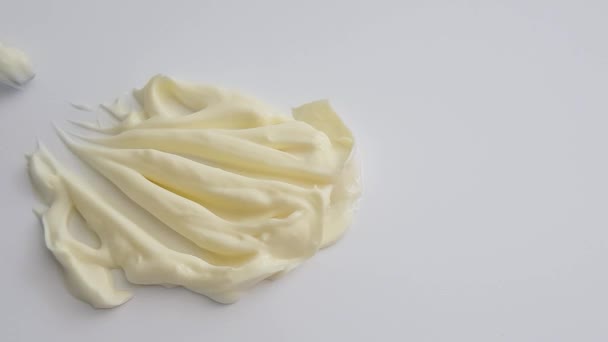 Unta Una Pequeña Mancha Crema Facial Con Cepillo Cosmético Negro — Vídeos de Stock