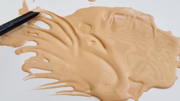 Vakfı Yüzüne Bulaştır Kozmetik Sıvı Vakfı Veya Bej Renkli Krem — Stok video