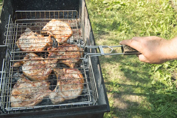 Close Mão Homem Preparando Carne Frita Livre Verão Contra Fundo — Fotografia de Stock