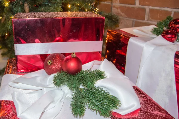 Kerstcadeaus Kerstballen Sparren Takken Achtergrond Van Geschenkdozen Sprankelende Folie — Stockfoto