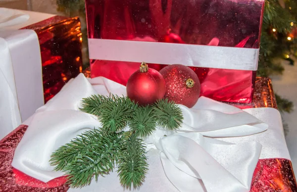 Kerstcadeaus Kerstballen Sparren Takken Achtergrond Van Geschenkdozen Sprankelende Folie — Stockfoto