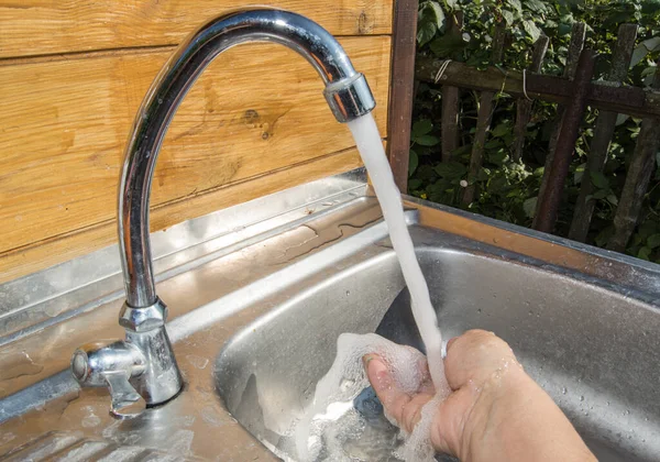 Waschen Der Hände Von Frauen Mit Sauberem Und Klarem Wasser — Stockfoto