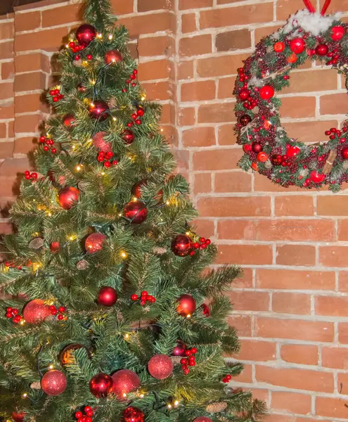 Die Rote Ziegelwand Des Hauses Ist Weihnachtlich Geschmückt Weihnachtsbaum Mit — Stockfoto