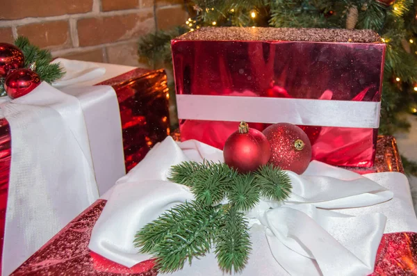 Kerstcadeaus Kerstballen Sparren Takken Achtergrond Van Geschenkdozen Sprankelende Folie — Stockfoto