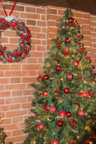 Husets Röda Tegelvägg Dekorerad Till Jul Julgran Med Kransar Och — Stockfoto