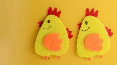 iki sevimli sarı keçeli tavuk el yapımı, diy, çocuklar paskalya zanaatı, fotokopi alanı, komik el yapımı fikir.