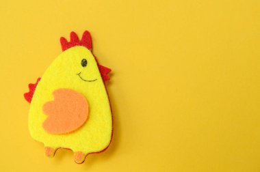 Sarı arka planda el yapımı bir Paskalya tavuğu, DIY konsepti, kopyalama alanı, düzlük, paskalya konsepti.