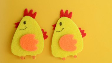iki sevimli sarı keçeli tavuk el yapımı, diy, çocuklar paskalya zanaatı, fotokopi alanı, komik el yapımı fikir.