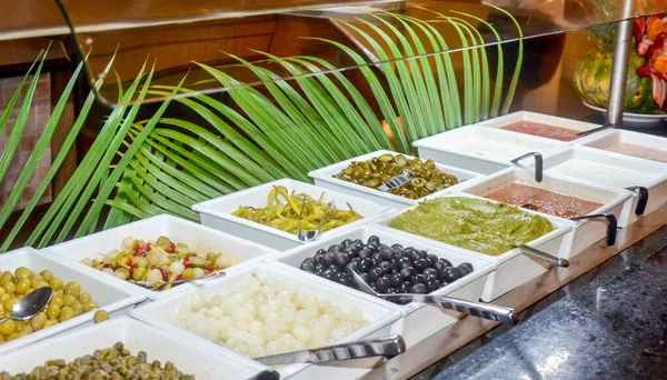 Açık Büfedeki Konteynırlarda Zeytin Sos Sebze Çeşitleri Oteldeki Yemek Konsepti — Stok fotoğraf