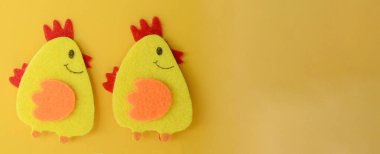 iki sevimli sarı keçeli tavuk el yapımı, diy, çocuklar paskalya zanaatı, fotokopi alanı, komik el yapımı fikir.