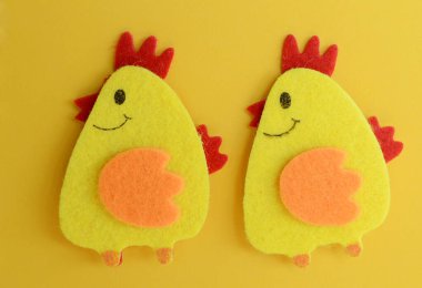 iki sevimli sarı keçeli tavuk el yapımı, diy, çocuklar paskalya zanaatı, fotokopi alanı, komik el yapımı fikir.
