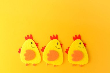 Arka arkaya üç sevimli sarı keçeli tavuk, el yapımı, diy, çocuklar Paskalya zanaatı, kopya alanı, komik el yapımı fikir..