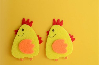 iki sevimli sarı keçeli tavuk el yapımı, diy, çocuklar paskalya zanaatı, fotokopi alanı, komik el yapımı fikir.