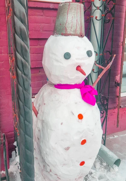 Een Vrolijke Sneeuwpop Met Een Rode Sjaal Een Emmer Zijn — Stockfoto