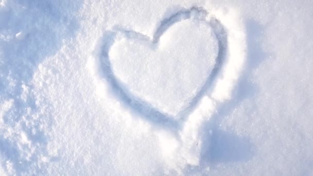 4K视频 一个心画在公园的雪地上 情人节 慢镜头变焦 — 图库视频影像