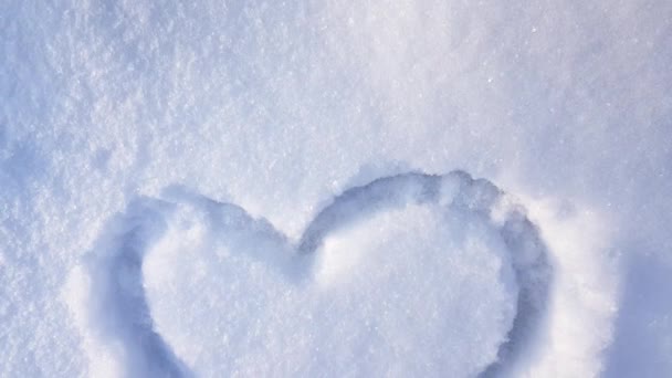 4K视频 一个心画在公园的雪地上 情人节 城市寒假 慢镜头 — 图库视频影像