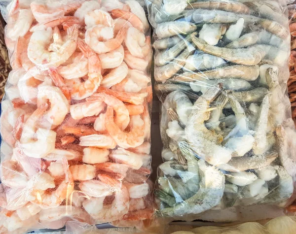 Два Больших Пластиковых Пакета Замороженных Сырых Приготовленных Креветок Прилавке Рыбного — стоковое фото