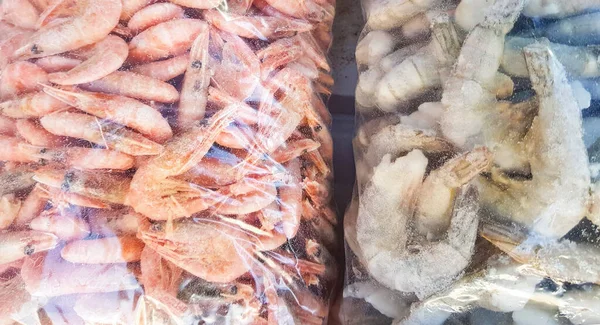 Deux Grands Sacs Plastique Crevettes Crues Cuites Congelées Sur Comptoir — Photo