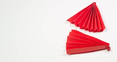 İki kırmızı origami kağıt fan, kopyalama alanı, metin için boşluk.