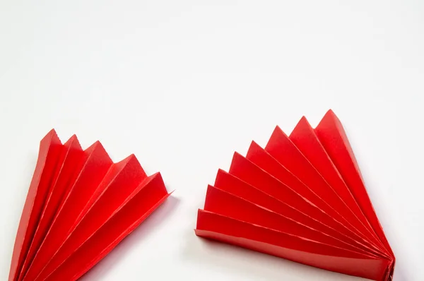 Piros Origami Papír Rajongók Található Alsó Szélén Egy Fehér Háttér — Stock Fotó