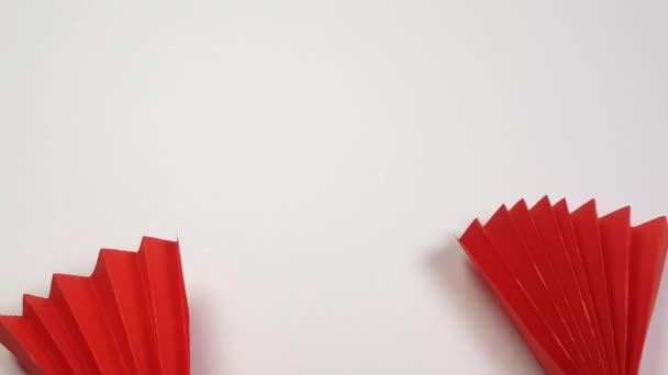 Színes Origami Papír Néz Mint Egy Piros Ventilátor Fehér Alapon — Stock videók