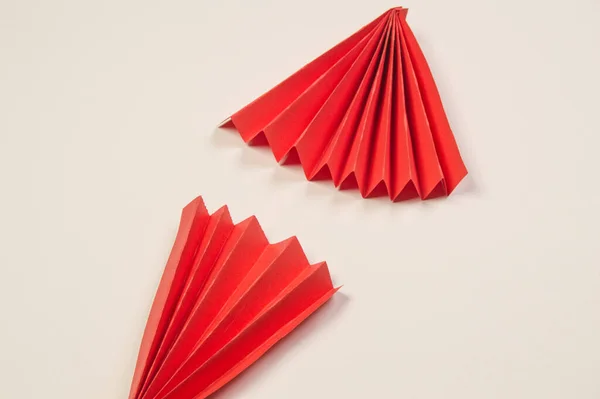 Két Piros Origami Papír Rajongó Fehér Háttérrel Másolja Helyet — Stock Fotó