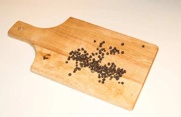 Guisantes Pimienta Negra Esparcidos Sobre Tablero Madera Claro Sobre Fondo — Foto de Stock