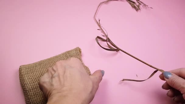 Händerna Florist Rberedande Torka Grass Och Canvas Bag För Composition — Stockvideo
