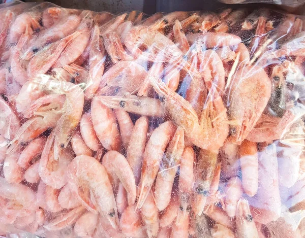 Dos Grandes Bolsas Plástico Camarones Congelados Crudos Cocidos Mostrador Del —  Fotos de Stock