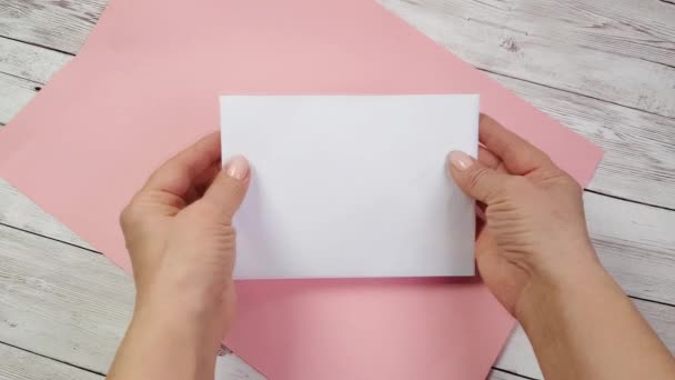 Χέρια Των Γυναικών Ανοίγουν Λευκό Φάκελο Και Βγάζουν Μια Κάρτα — Αρχείο Βίντεο