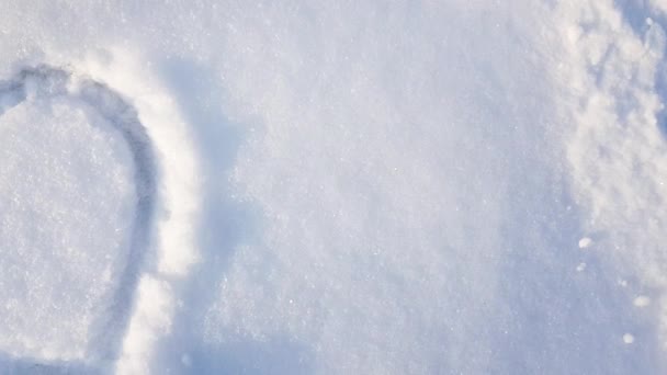 4Kビデオ 公園内の雪の上に描かれた心 バレンタインデー市内の冬休みスローモーションカメラ — ストック動画