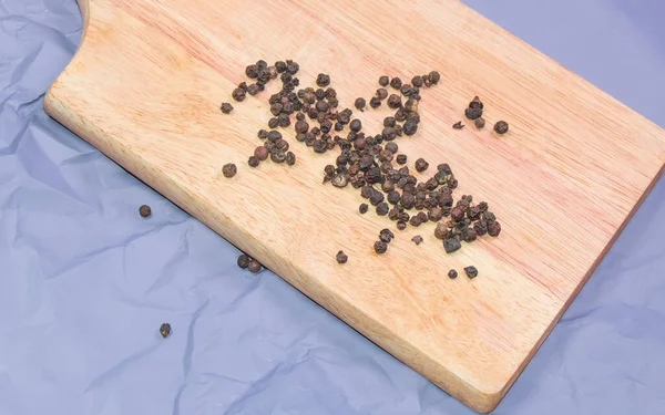 Black Pepper Peas Scattered Light Wooden Board Lilac Crumpled Paper — Stock Photo, Image