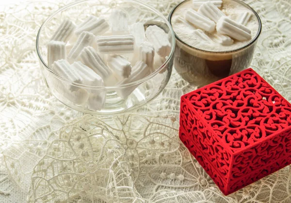 Kaffeetasse Mit Marshmallows Glasschale Mit Marshmallows Rote Ringbox Auf Beiger — Stockfoto