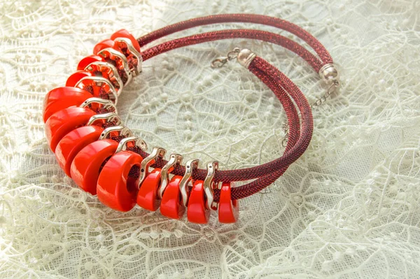 精致的红色项链 底色为米黄色 浪漫场合的珠宝饰品 — 图库照片