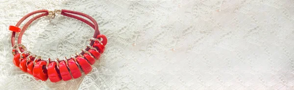 Baner Elegancki Czerwony Naszyjnik Pastelowym Beżowym Tle Biżuteria Kostium Romantyczną — Zdjęcie stockowe