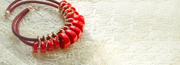 Banner Elegante Rote Halskette Auf Pastellbeigem Hintergrund Modeschmuck Für Einen — Stockfoto