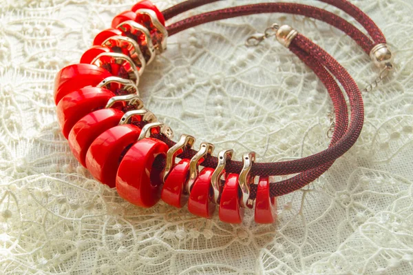 Elegancki czerwony naszyjnik i pastelowe, beżowe tło. Biżuteria kostium na romantyczną okazję — Zdjęcie stockowe