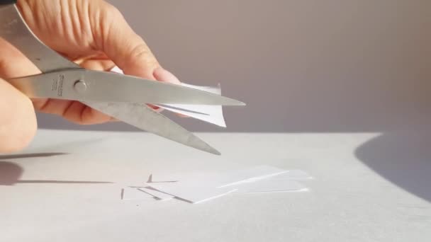 Main Une Femme Coupe Une Feuille Papier Blanc Avec Des — Video