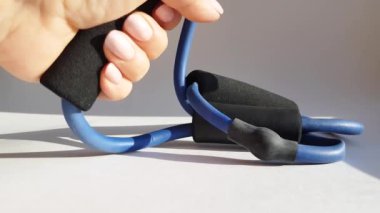 Ev ödevi, egzersiz ve sağlık konsepti. Genç bir kadın evde spor yapıyor. El egzersizleri için spor yapıyor.