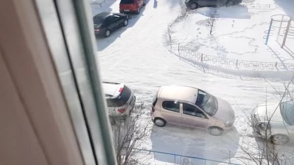 Slow Motion Kamera Från Fönstret Flervåningshus Parkeringsplats Parkerad Gatan Solig — Stockvideo