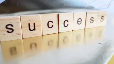Tahta levhalarda kelime başarısı, yansıtıcı arka plan, video 4k, hedef başarı kavramı