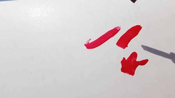 Video Pinceladas Coloridas Esmalte Uñas Rojo Usando Cepillo Manicura Sobre — Vídeos de Stock
