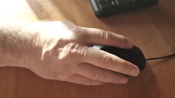 Zbliżenie Ręki Osoby Starszej Klikającej Myszą Osobami Starszymi Oraz Urządzeniami — Wideo stockowe