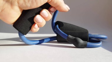 Ev ödevi, egzersiz ve sağlık konsepti. Genç bir kadın evde spor yapıyor. El egzersizleri için spor yapıyor.