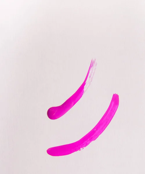 Esfregaços de esmalte lilás em um fundo branco, conceito de beleza, fotografia vertical — Fotografia de Stock