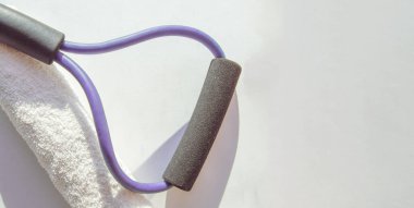 Aksiyon spor seti - fitness, bayrak, kopyalama alanı için genişletici ve beyaz Terry havlusu.